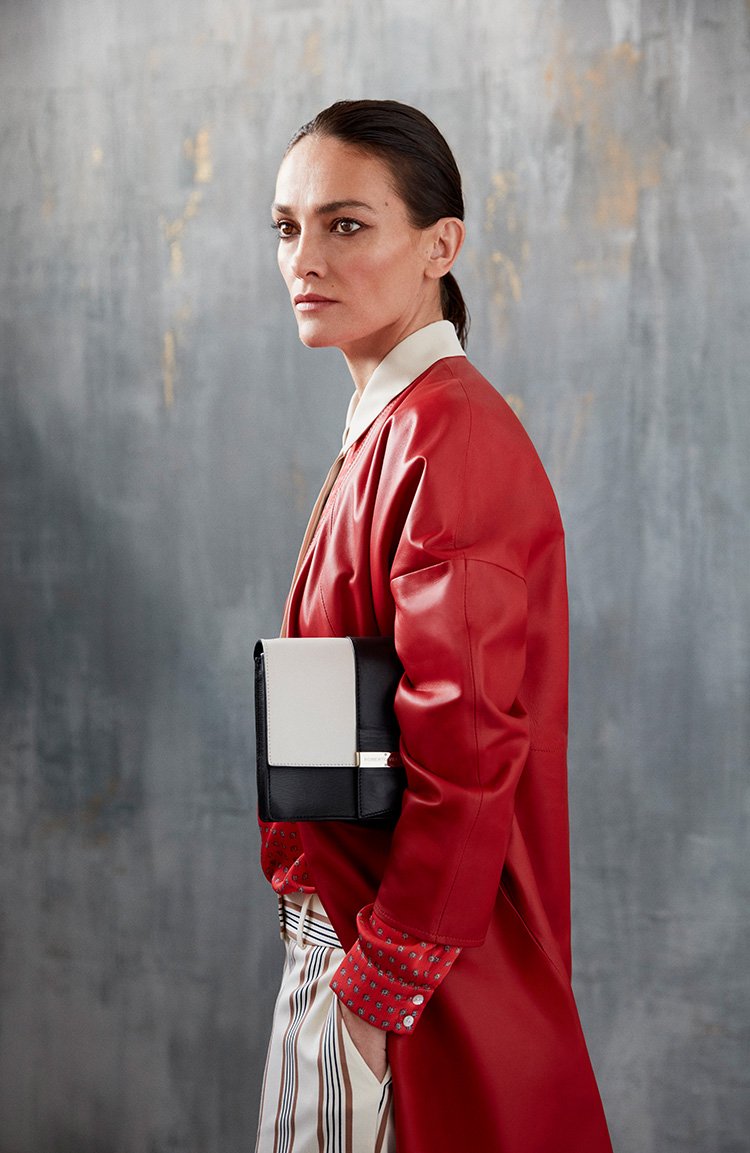 Abrigo napa rojo cruzado / Blusa de gasa roja estampada / Pantalón masculino rayas crudo / Bolso shoulder napa blanco y negro - Roberto Verino