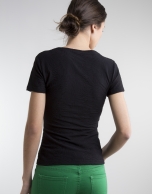 Camiseta escote pico negra