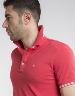 Polo piqué rojo contraste