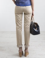 Beige pants with five pockets