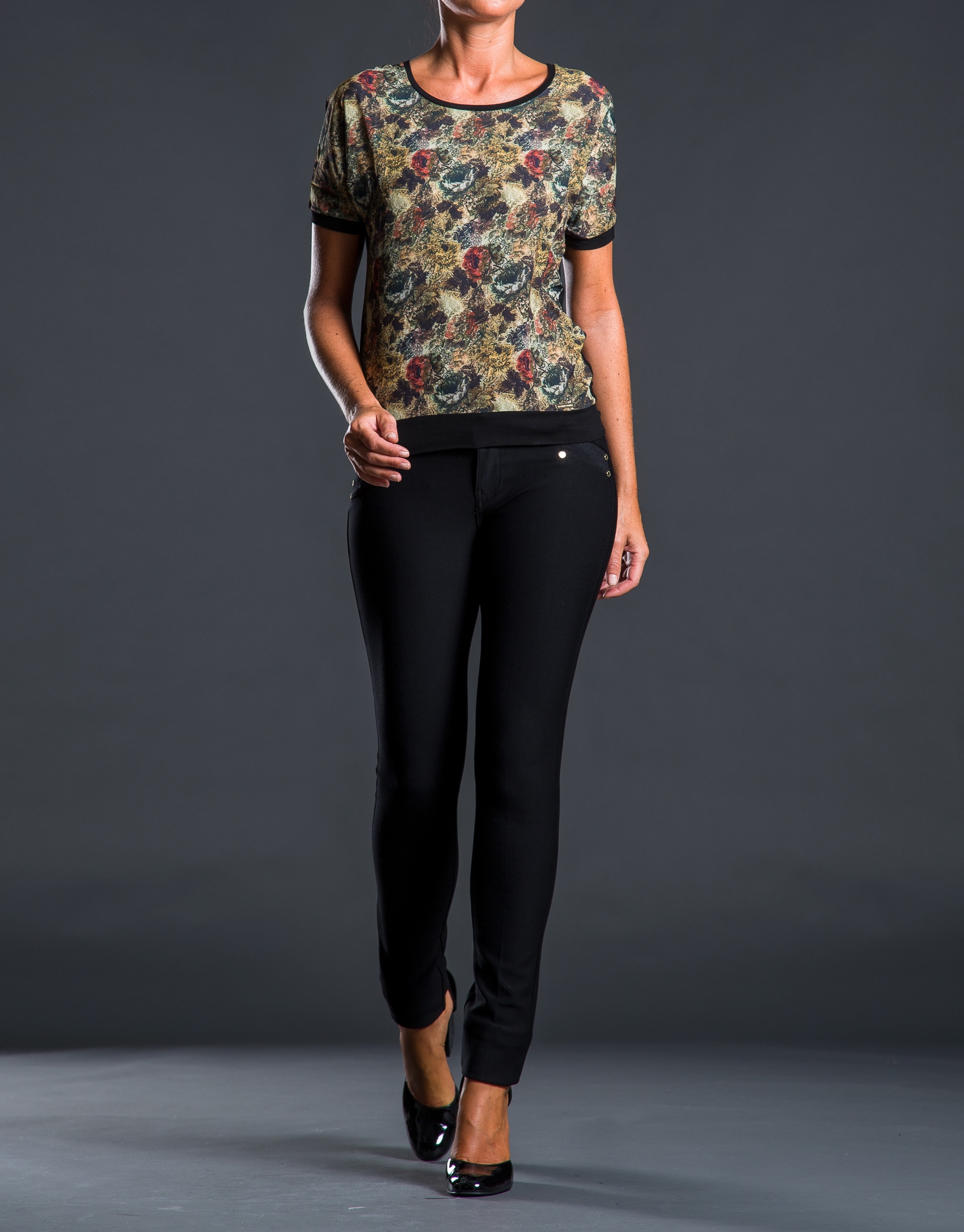 Contrasting floral print t-shirt