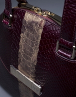 Scarlet leather Leonor Andrómeda bag with embossed snake and old gold stripe