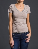 Camiseta pico beige pedrería 