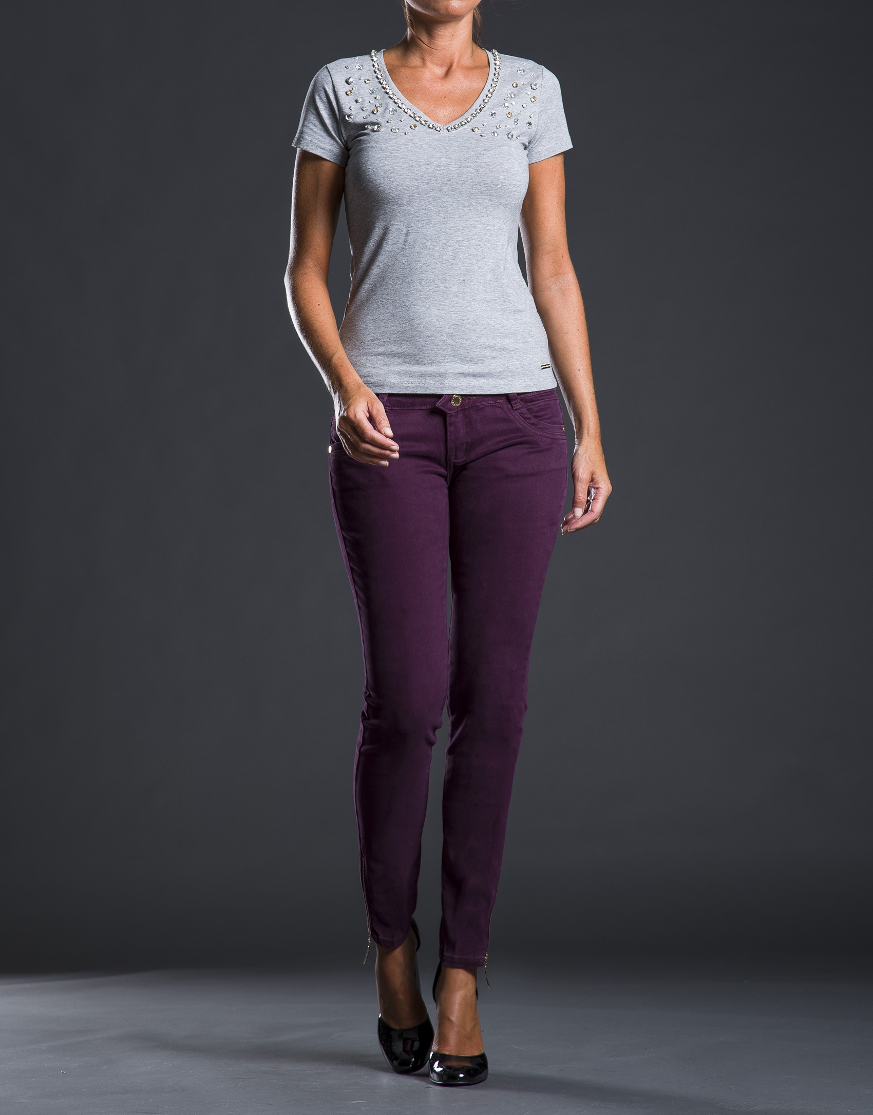 Gray beige V-neck, beaded t-shirt 