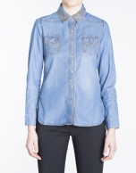 Camisa manga larga denim con strass. 