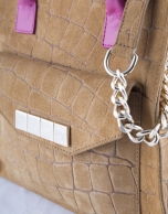 Bolso Satchel Rocío Copacabana camel con asas en fucsia