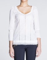 Blusa de batista blanca con encajes.