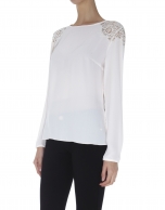 Blusa gasa  blanco roto encaje en hombros