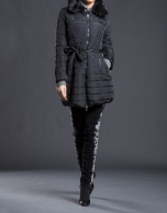 Trench largo acolchado negro