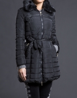 Trench largo acolchado negro