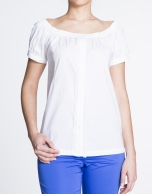 Blusa de algodón blanco cuello barco con encajes.