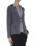 Chaqueta estilo blazer de punto gris combinada con tejido en cuello