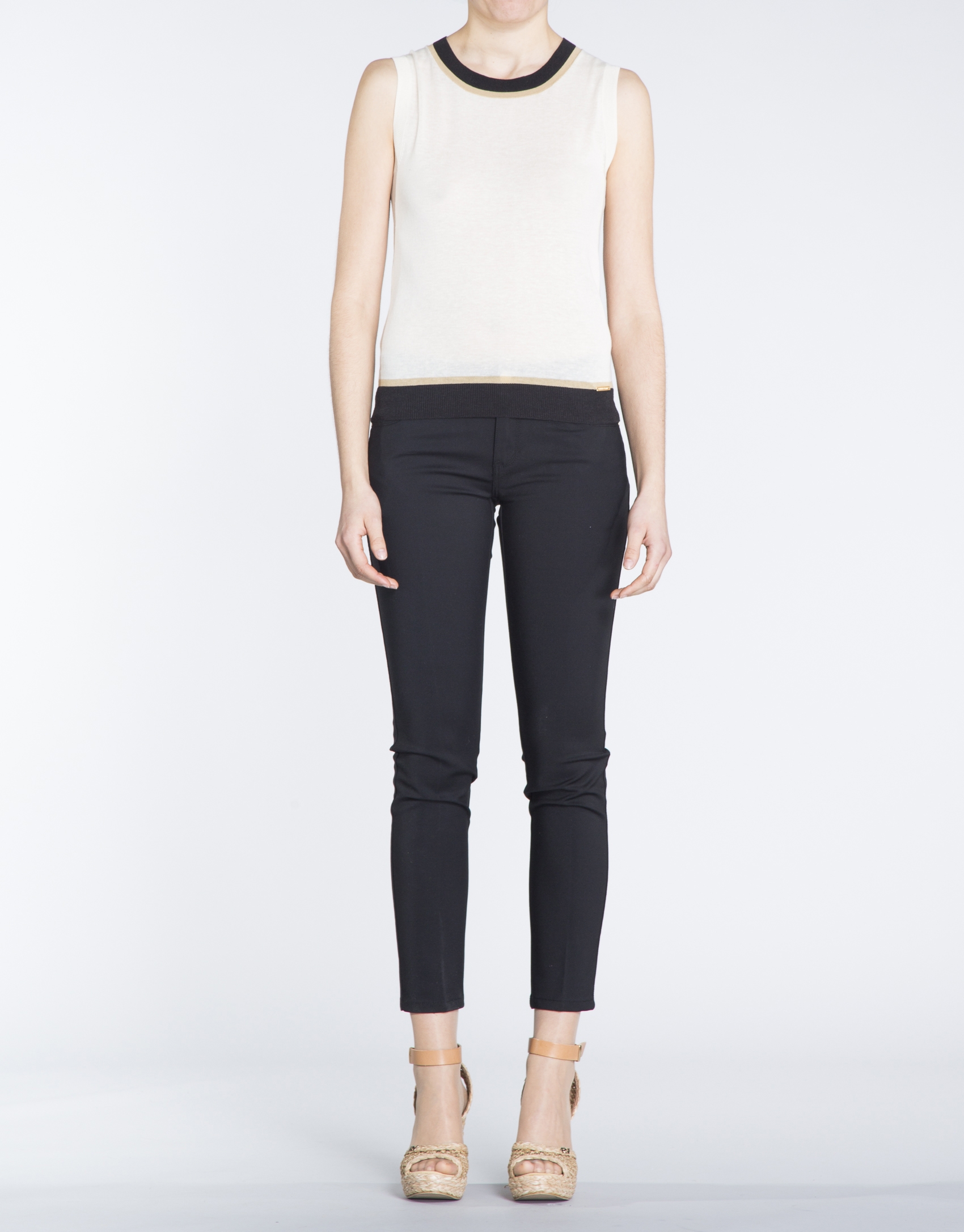 Top de punto crudo con vivos en negro y beige.