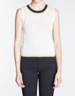 Top de punto crudo con vivos en negro y beige.