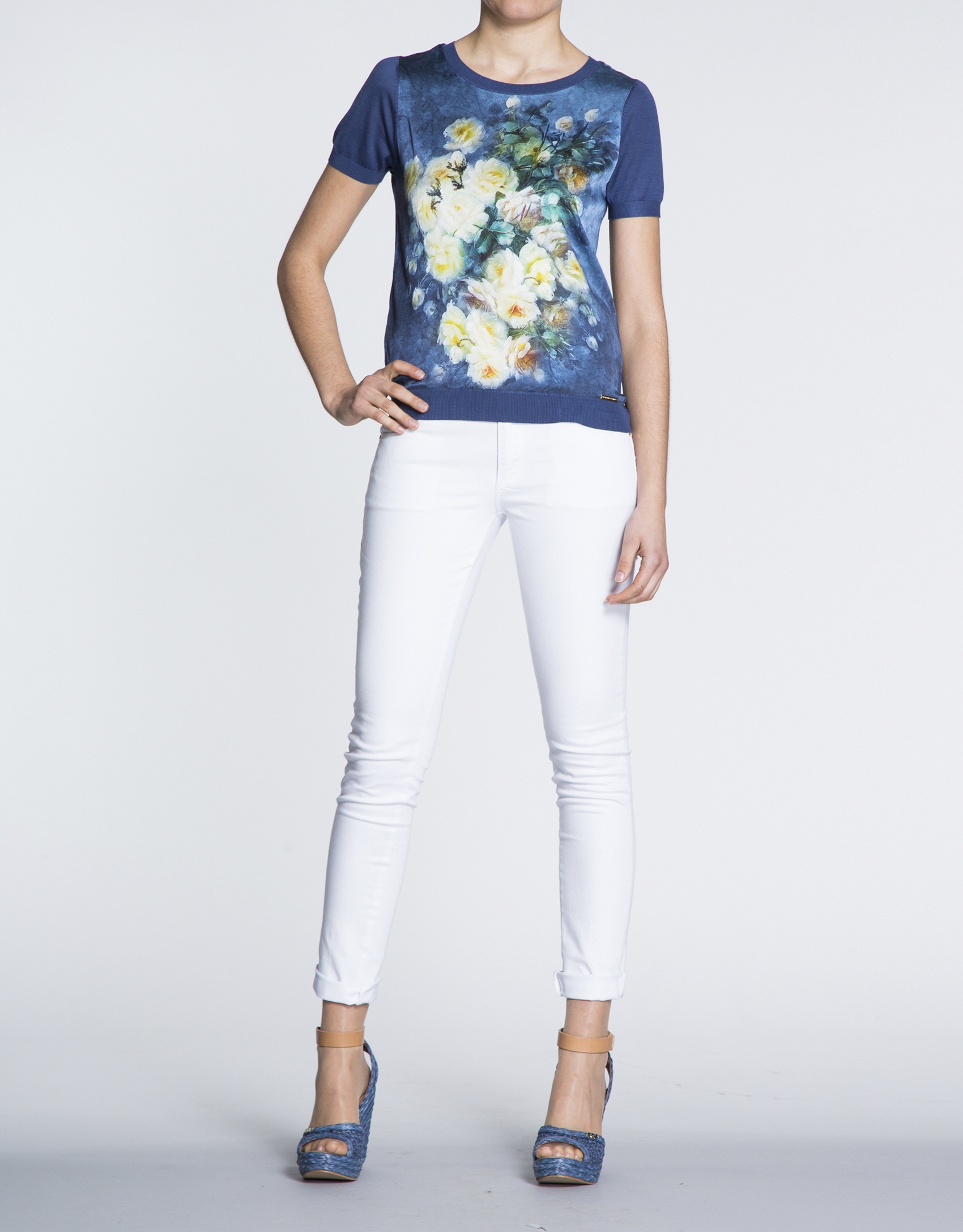 Camiseta azul Klein con estampado floral en seda. 