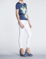 Camiseta azul Klein con estampado floral en seda. 