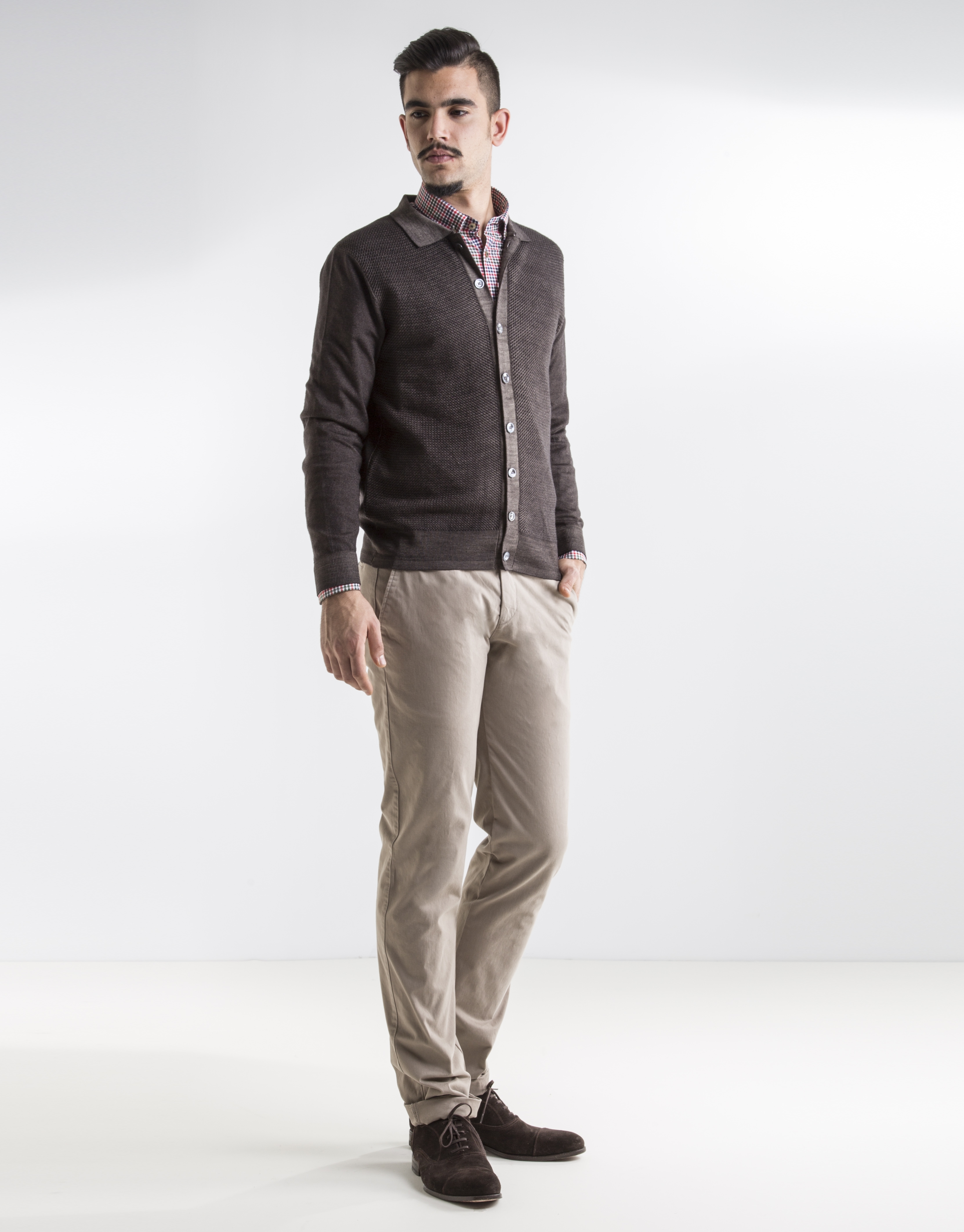 Pantalón sport liso beige oscuro