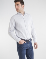 Camisa gris topos blancos