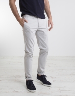 Pantalón chino de algodón piedra