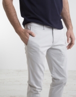 Pantalón chino de algodón piedra