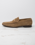 Beige moccasin with mask