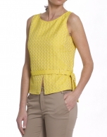 Top amarillo con brocado