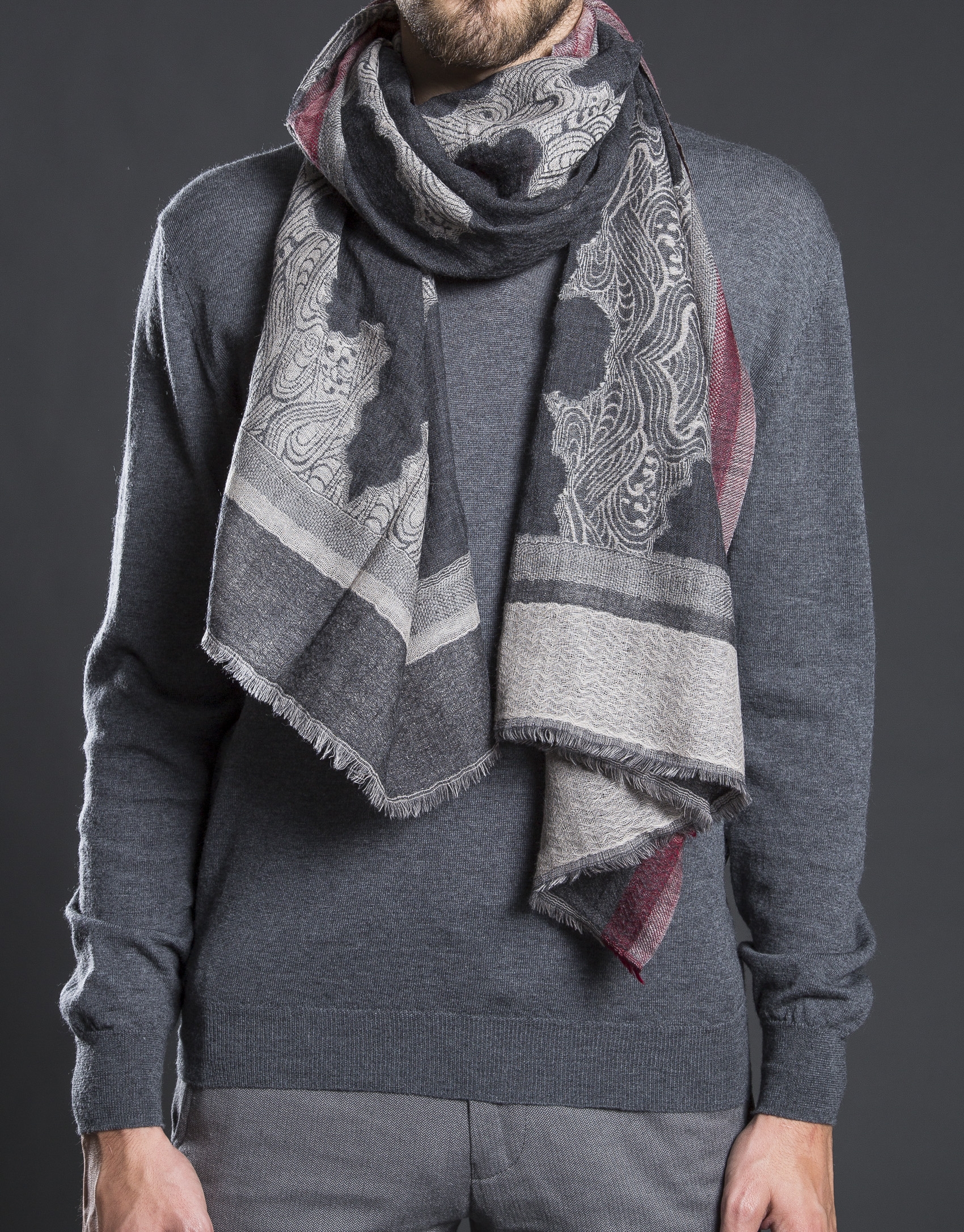 Foulard gris estampado  negro