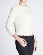 Chaqueta corta beige con grosgrain y gasa.