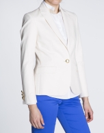 Blazer blanco roto con solapa redondeada. 