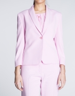 Blazer rosa cuello smoking. 