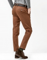 Pantalón chino marrón