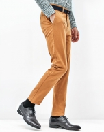 Pantalón chino dorado