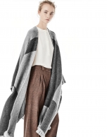 Gray geometric print cape