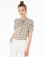 Top beige lazo