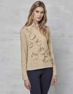 Hazelnut t-shirt with floral appliqués