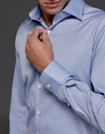 Camisa de vestir azul con estructura de diamante