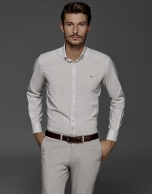 Camisa fantasía blanca con microestampado marrón