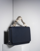 Bolso cartera Joyce en piel azul con cadenas