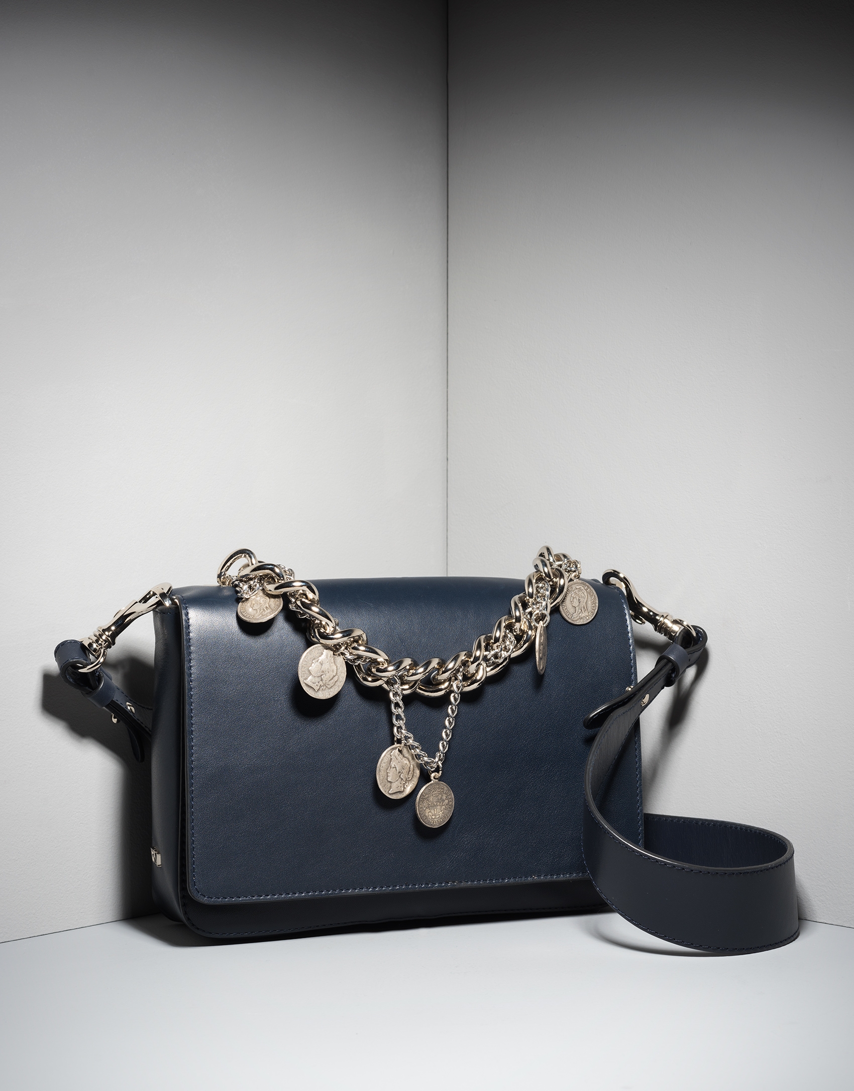 Bolso cartera Joyce en piel azul con cadenas