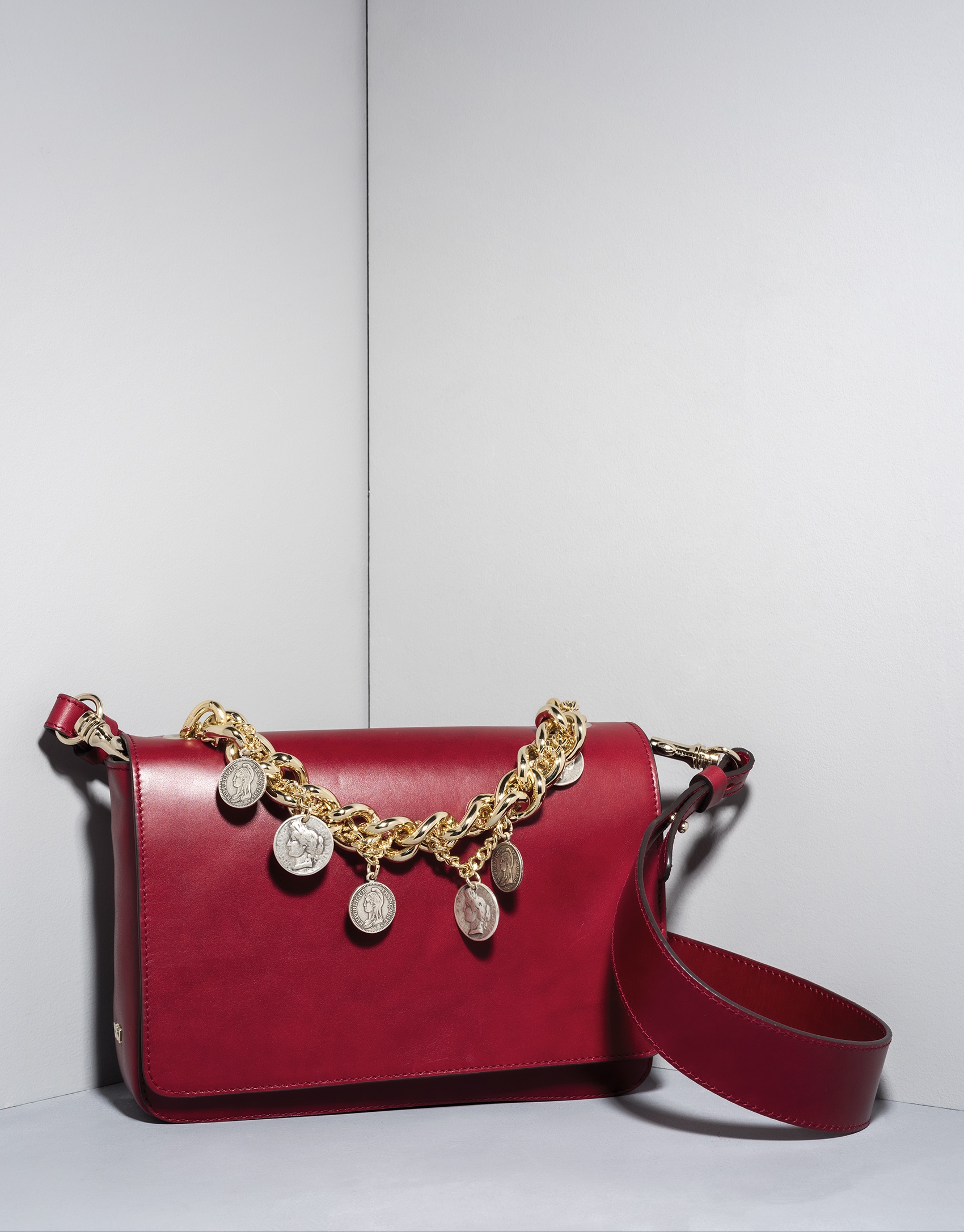 Bolso cartera Joyce en piel roja con cadenas