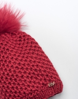 Gorro de lana con pompón rojo