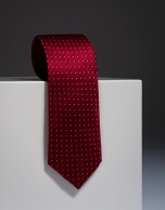 Corbata de seda roja con estructura de perfil crudo