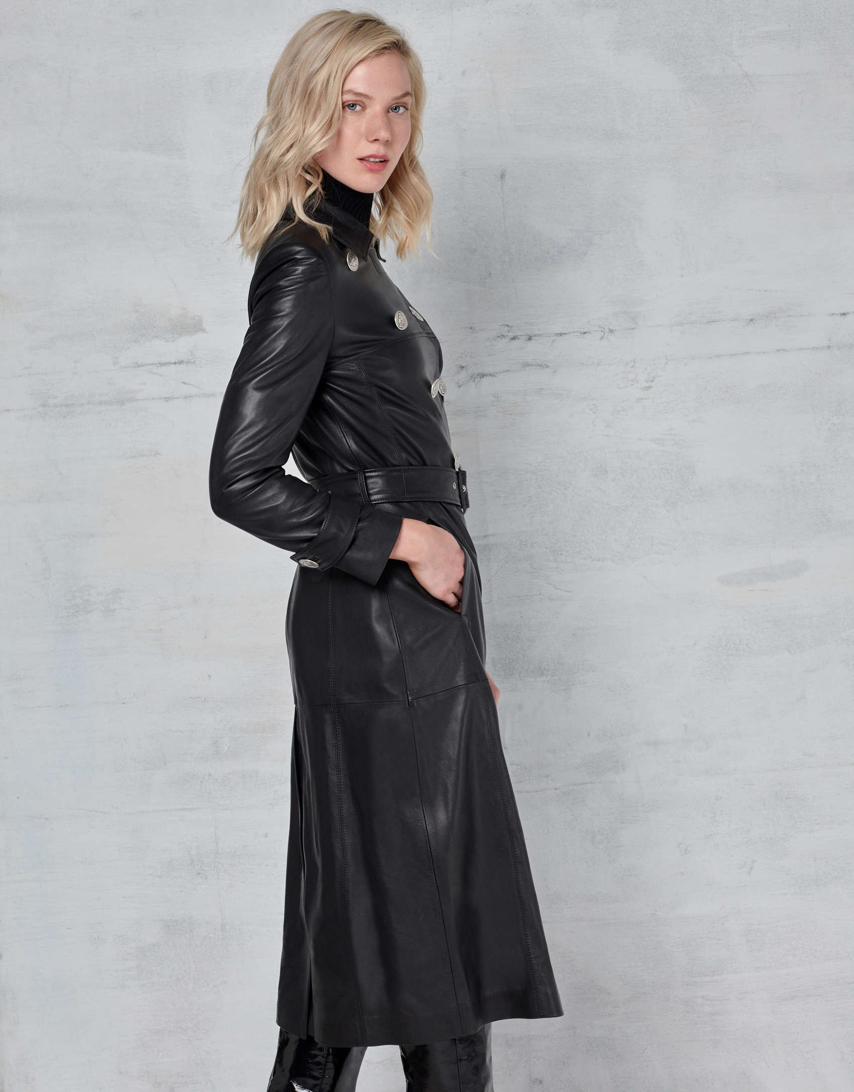 Trench piel color negro con botones