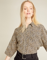 Blusa oversize estampada ocre