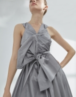 Vestido drapeado gris con vuelo