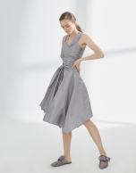 Vestido drapeado gris con vuelo