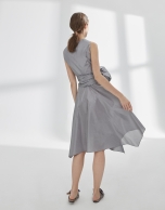 Vestido drapeado gris con vuelo