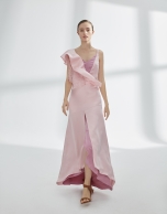 Vestido satén rosa con volante