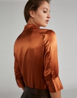 Blusa satén caldera