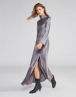 Vestido satén gris con abertura